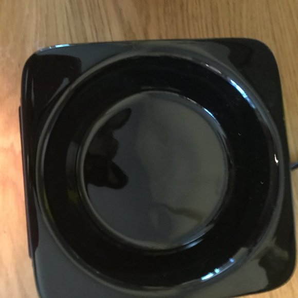 Discontinued Scentsy warmer with Canada display that attaches with a magnet - Picture 5 of 5